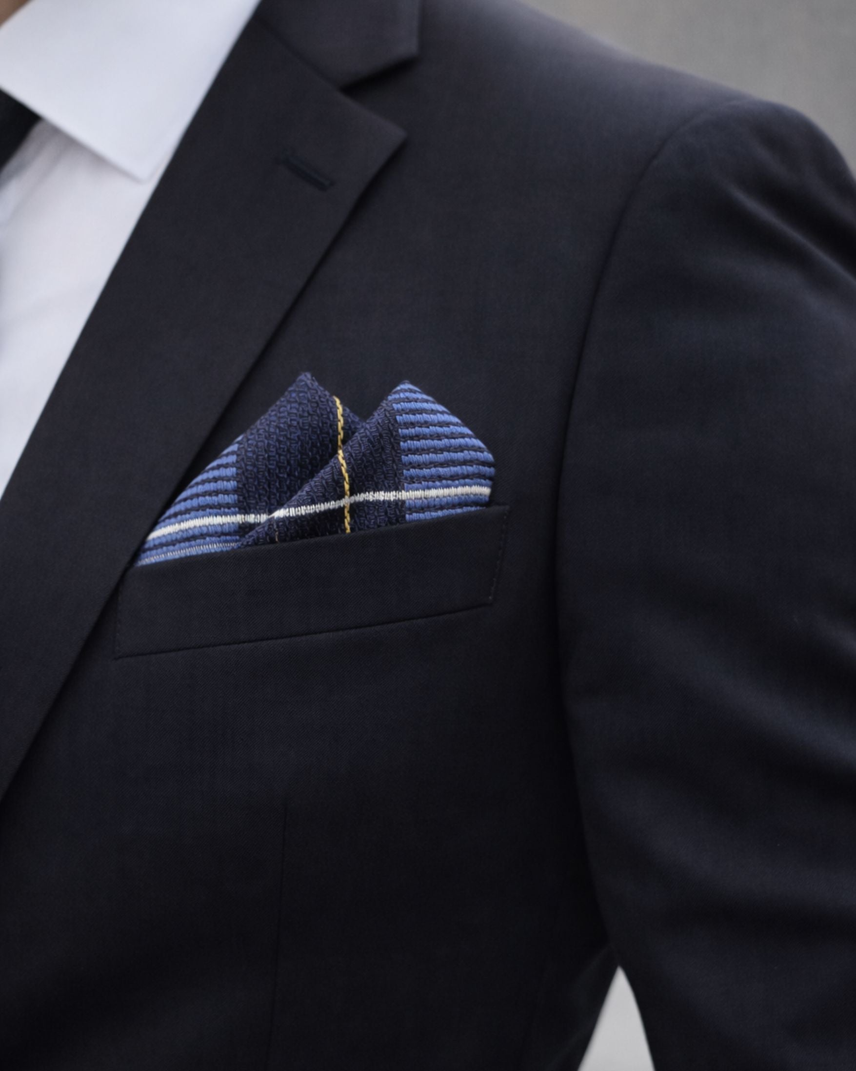 Pañuelo POLO Azul Marino con Líneas Celeste y Amarillo – Signature Formal