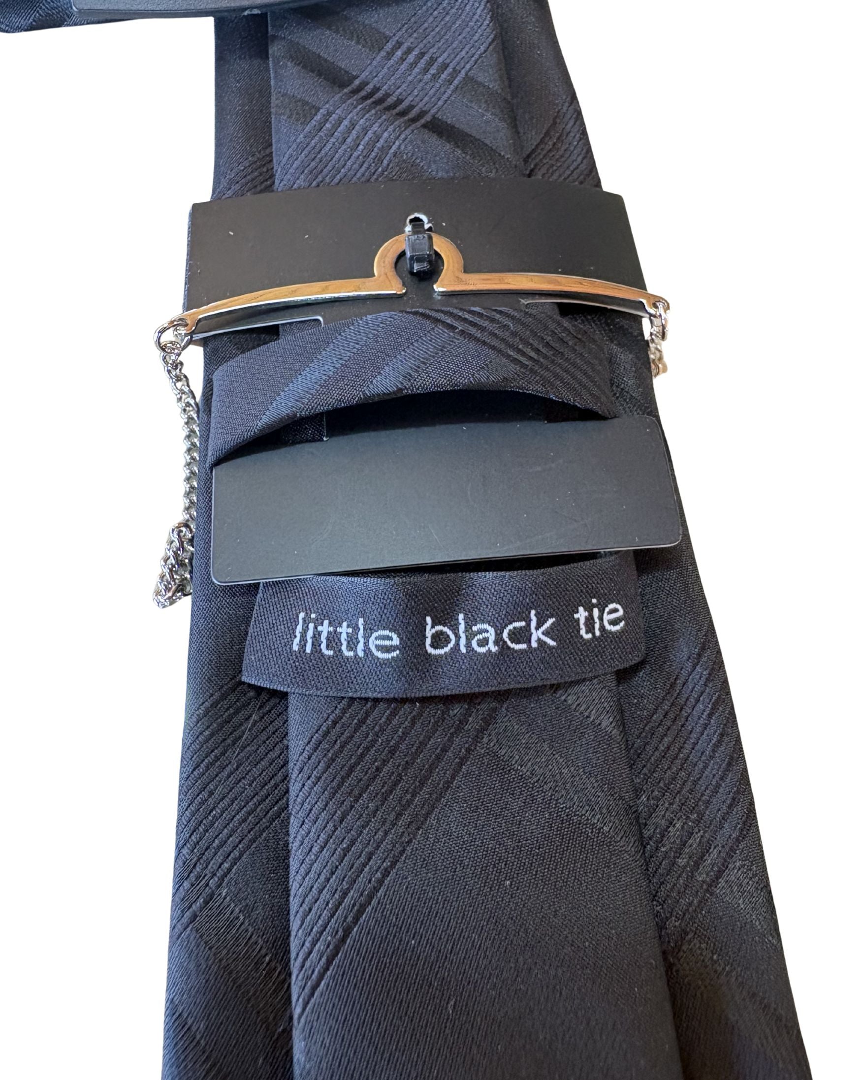 Corbata Negra Texturizada con Cadena Metálica – Elegancia Contemporánea