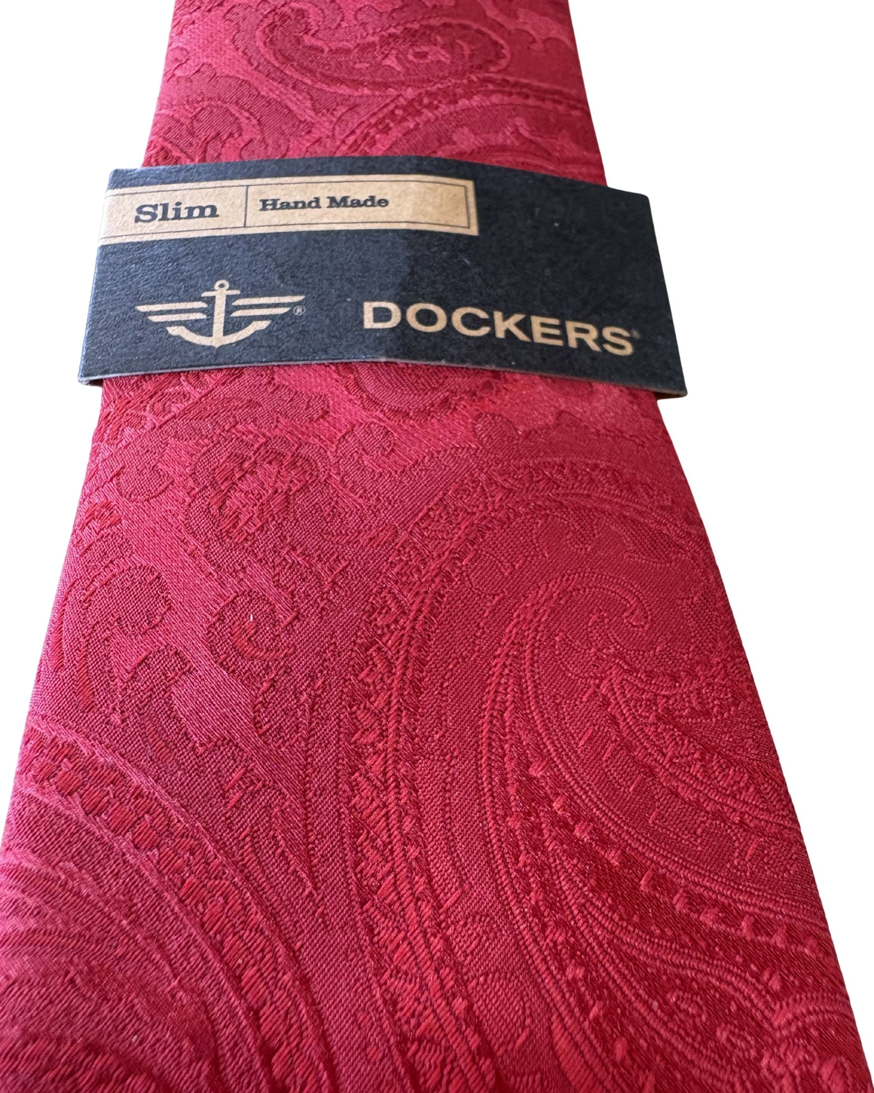 Corbata DOCKERS Roja Intensa con Diseño Paisley – Estilo Ejecutivo Slim
