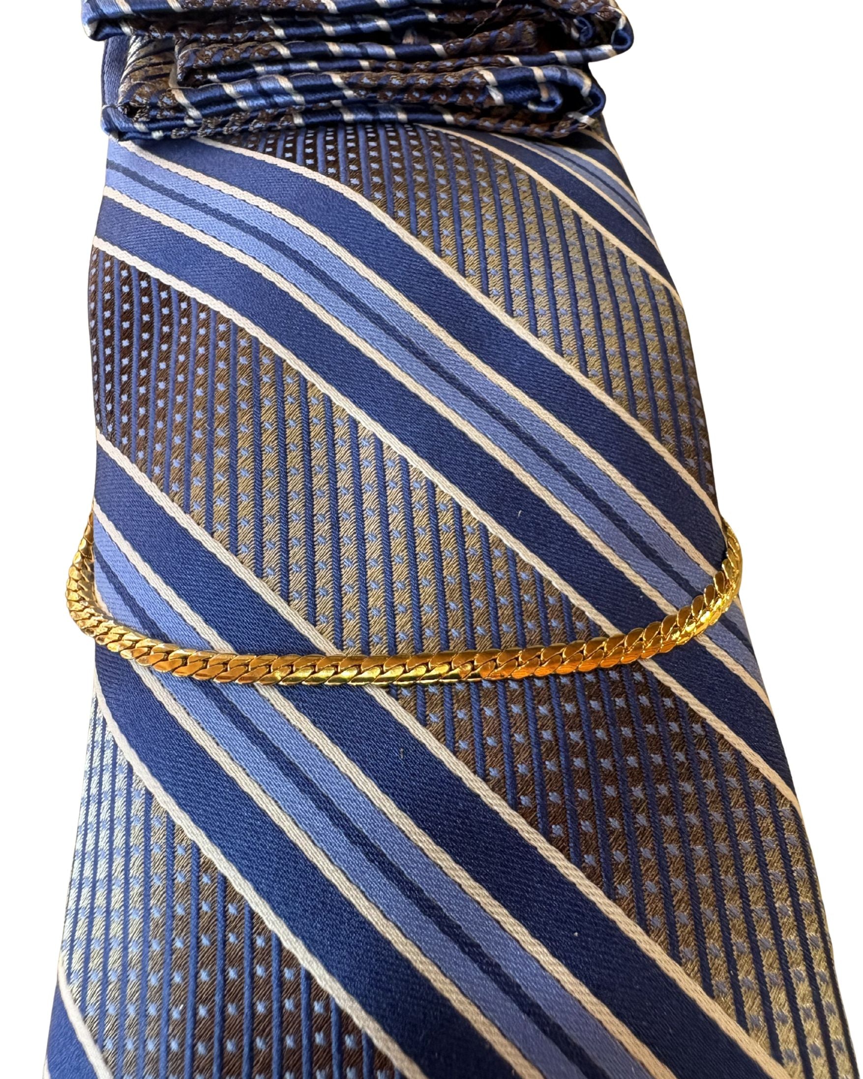 Corbata PIERRE CARDIN Azul Rayas Clásicas con Pañuelo y Cadena Dorada – Signature Business Edition