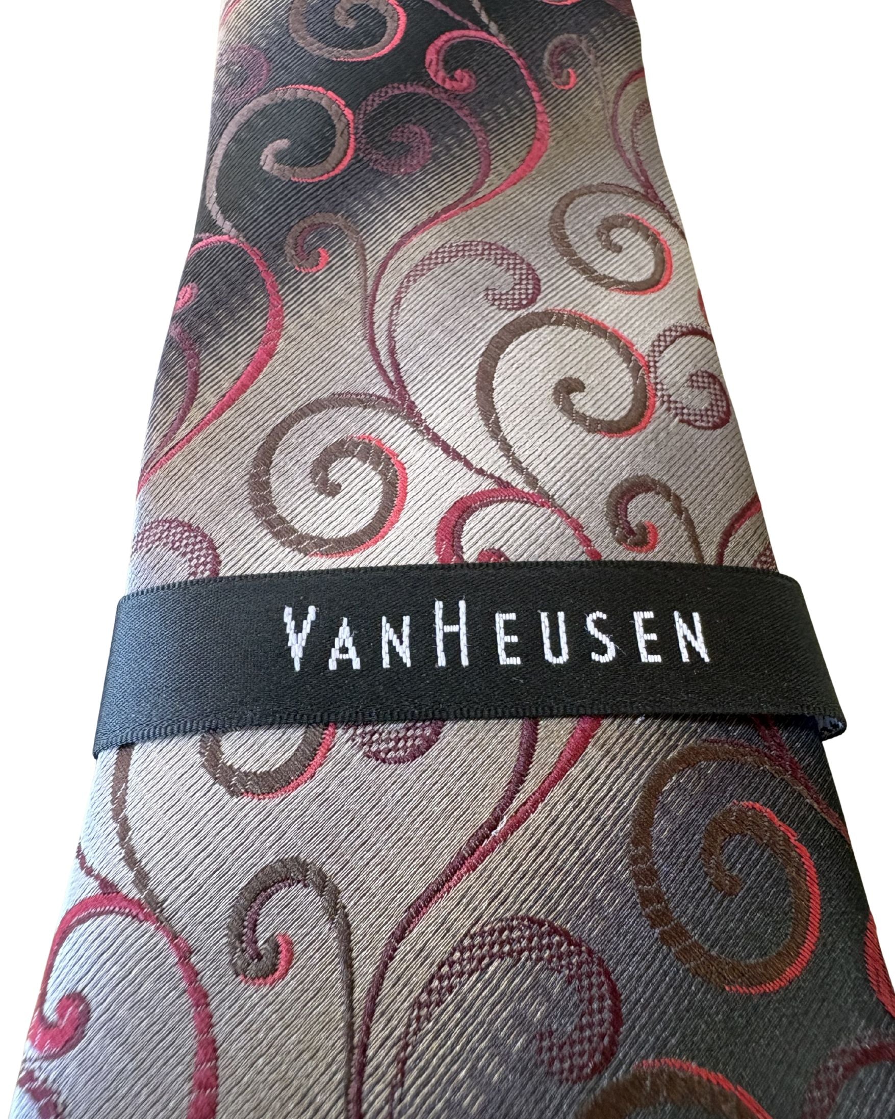 Corbata VAN HEUSEN Gris Plata con Diseño Paisley Rojo – Estilo Formal Ejecutivo