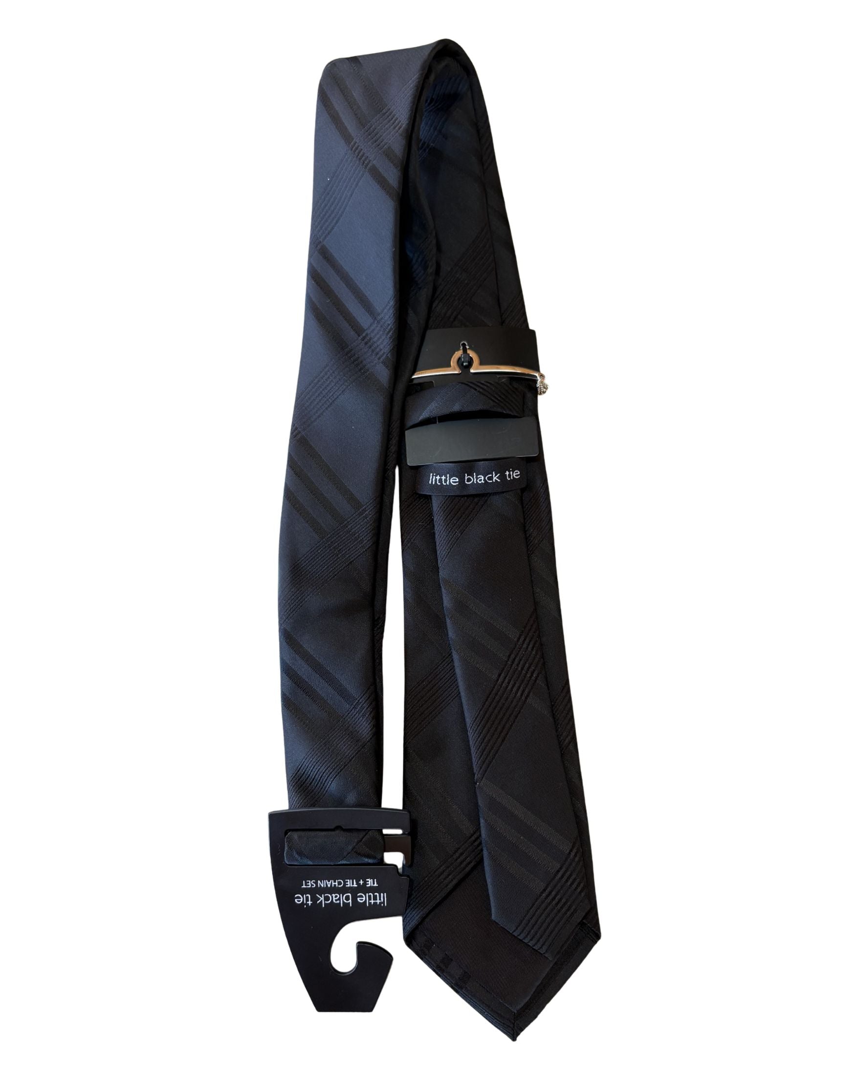 Corbata Negra Texturizada con Cadena Metálica – Elegancia Contemporánea