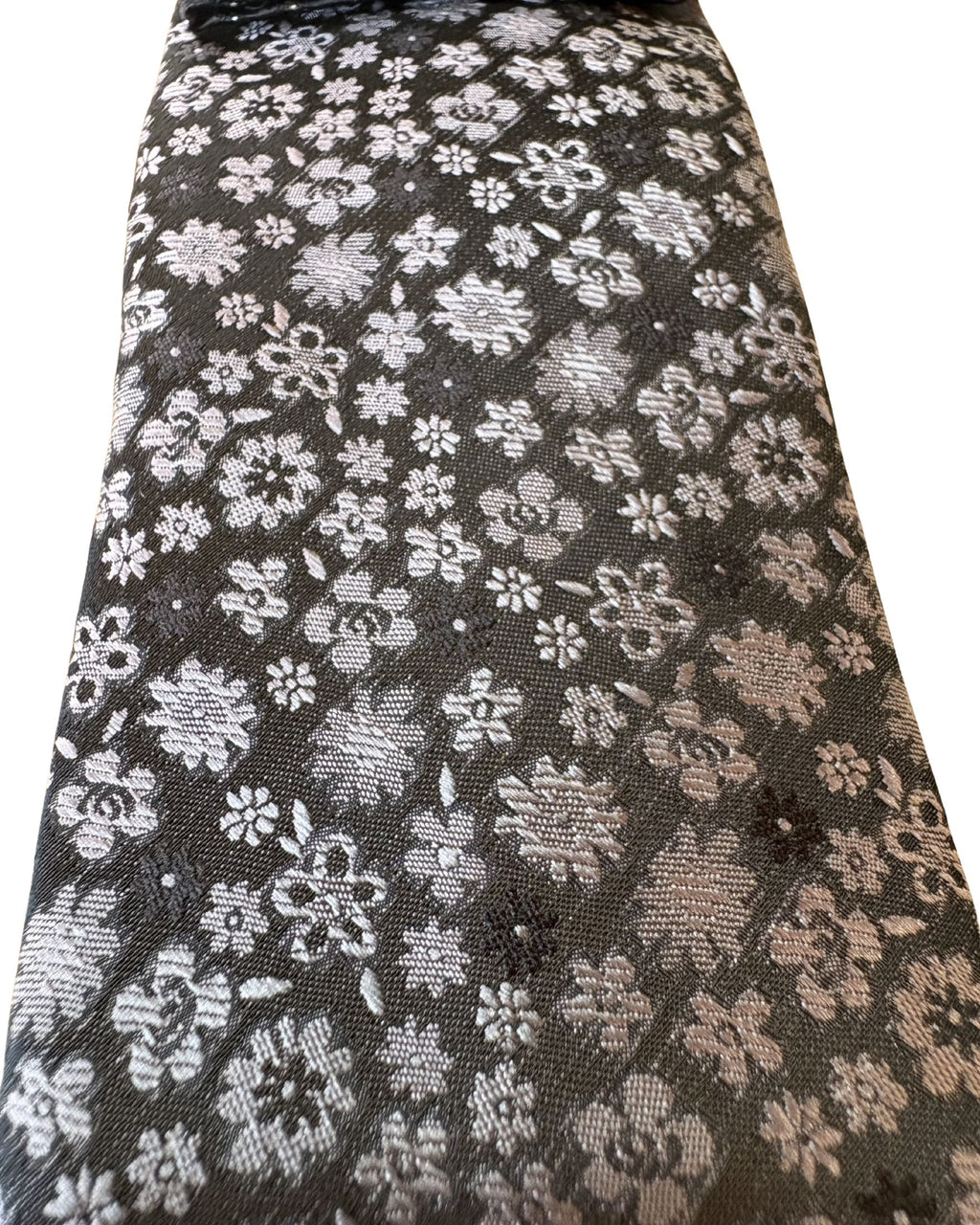 Corbata PIERRE CARDIN Negra Slim con Diseño Floral Gris + Pañuelo – Edición Formal Exclusiva