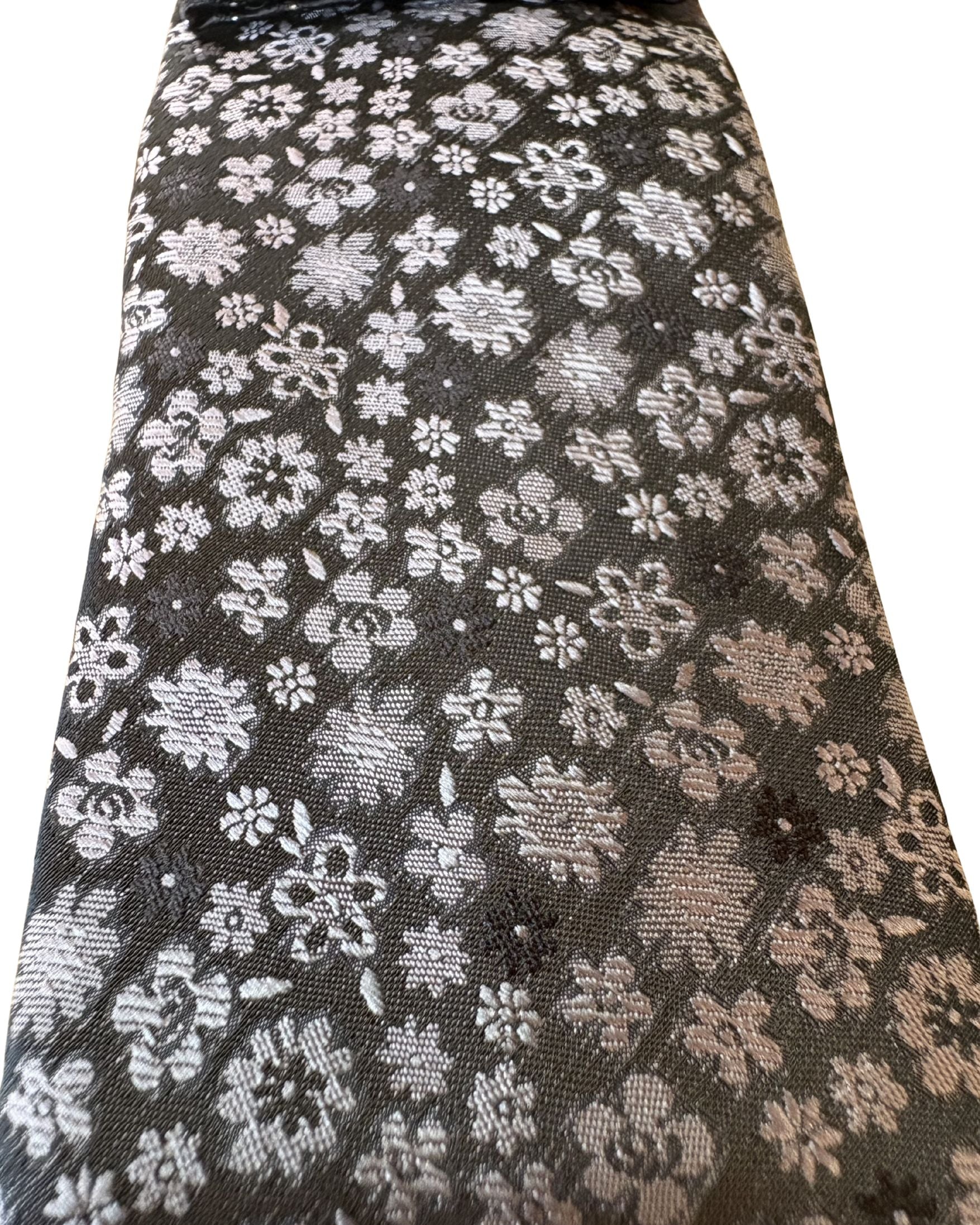 Corbata PIERRE CARDIN Negra Slim con Diseño Floral Gris + Pañuelo – Edición Formal Exclusiva