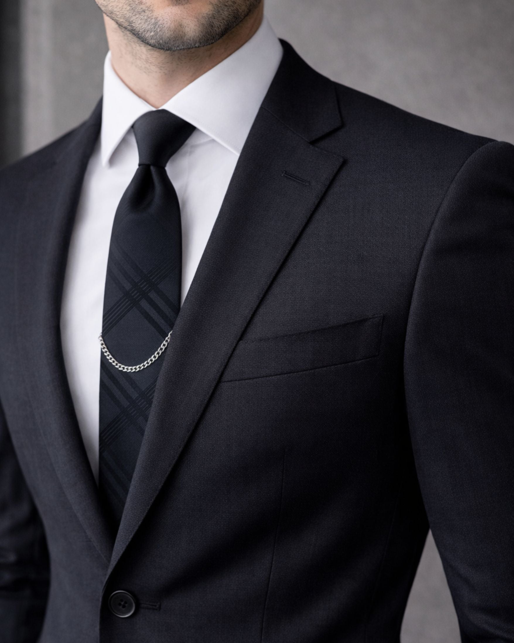 Corbata Negra Texturizada con Cadena Metálica – Elegancia Contemporánea