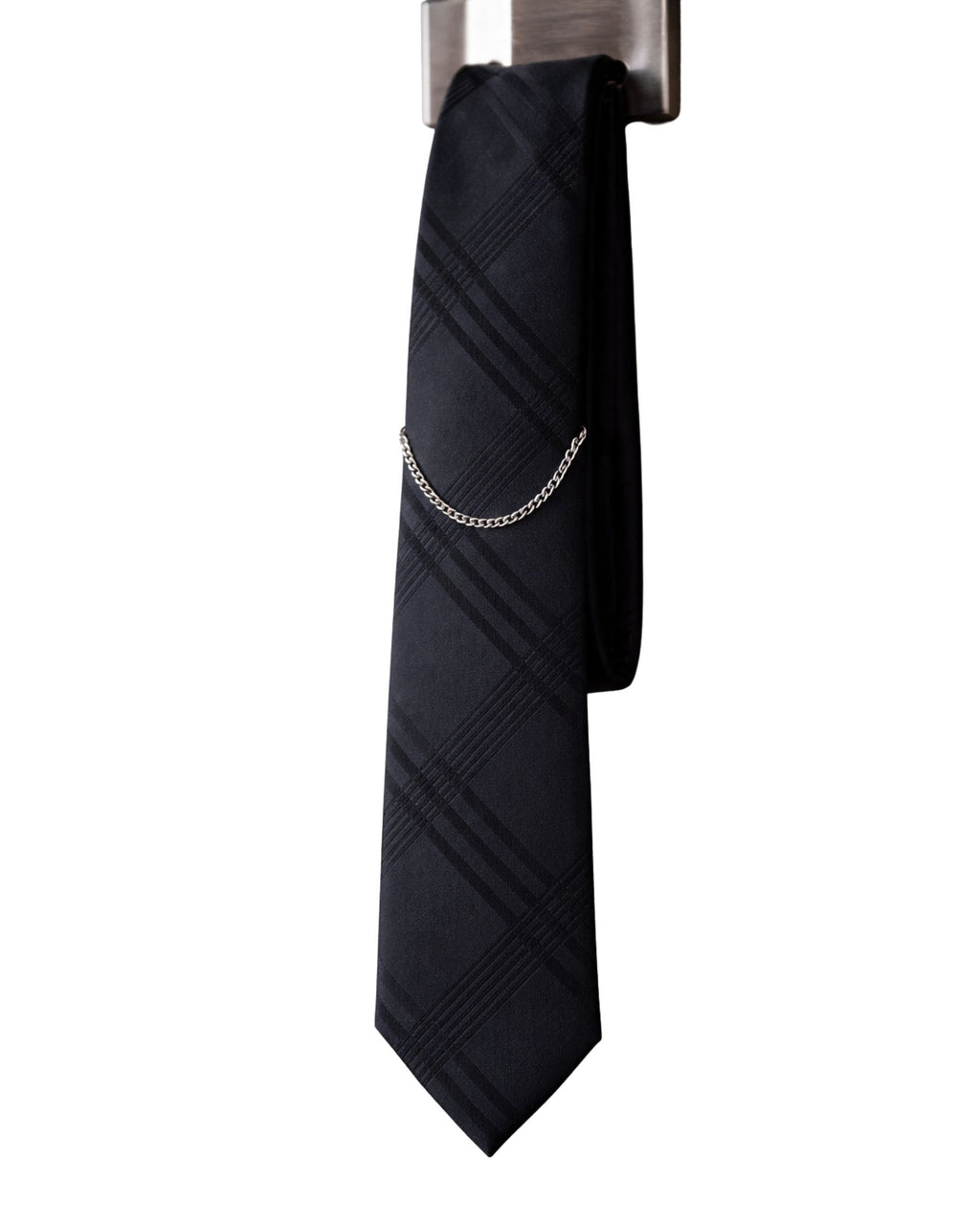 Corbata Negra Texturizada con Cadena Metálica – Elegancia Contemporánea