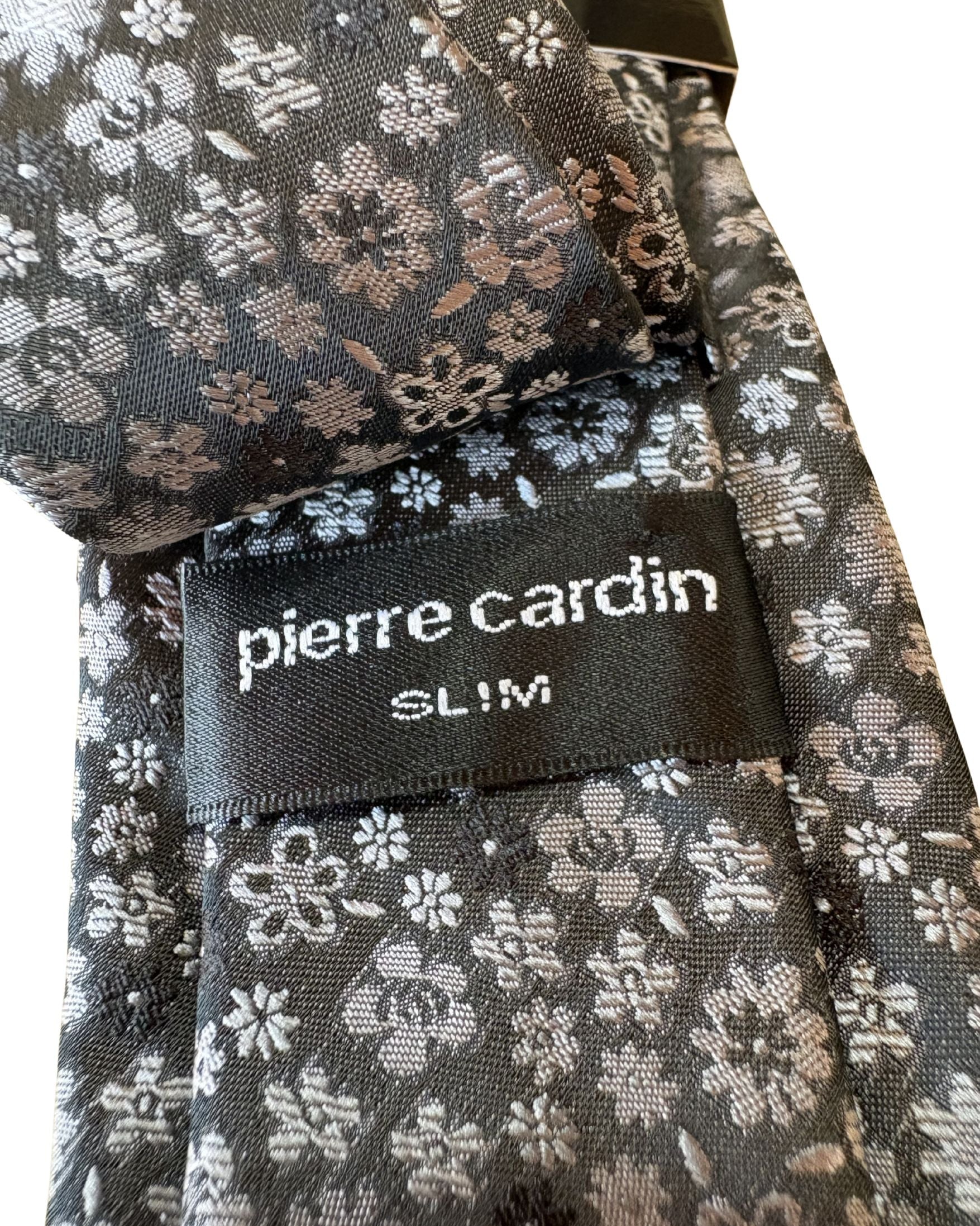 Corbata PIERRE CARDIN Negra Slim con Diseño Floral Gris + Pañuelo – Edición Formal Exclusiva
