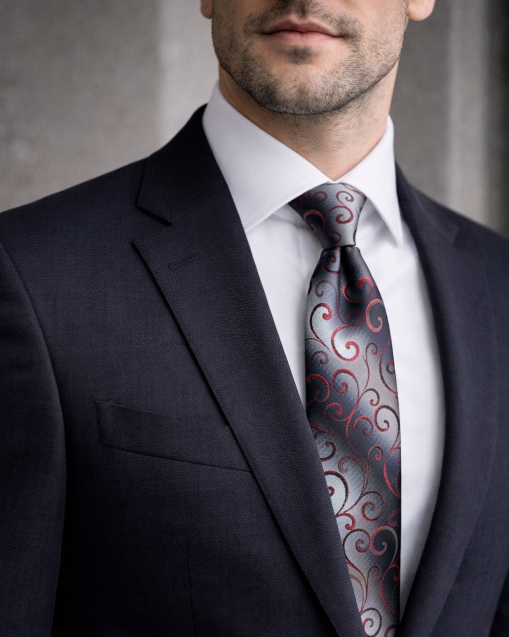 Corbata VAN HEUSEN Gris Plata con Diseño Paisley Rojo – Estilo Formal Ejecutivo