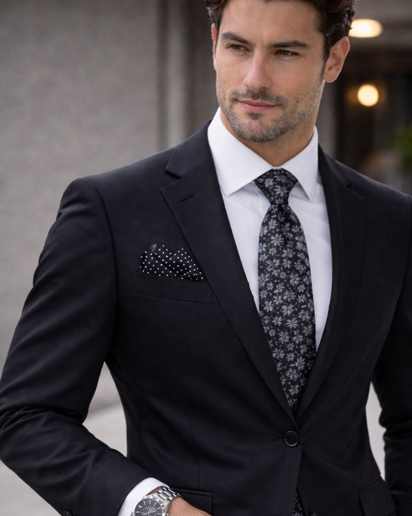 Corbata PIERRE CARDIN Negra Slim con Diseño Floral Gris + Pañuelo – Edición Formal Exclusiva